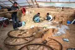 Arheologul Veselin Ignatov langa trasura tracica de la Karanovo - sursa rferl.org
